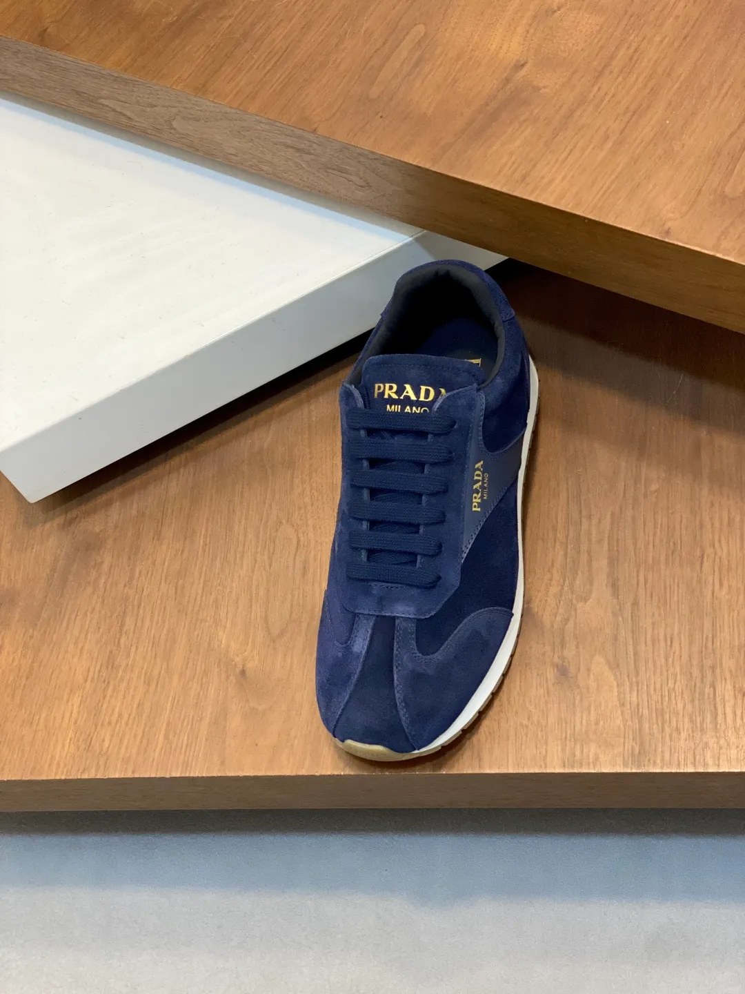 Men's shoes 💰740 Prada/Prada's new men's spliced ​​casual sports shoes. These sports shoes use exquisite stitching technology to outline a unique geometric texture, and contemporary lines and details reinterpret the classic sports style. The upper is made of ultra-official material, and the lining is full cowhide. It is lightweight, breathable, practical and versatile. The tongue is decorated with the Prada Milano logo, and the logo print is embellished with the laces. It is paired with a 2.5cm two-color rubber sole to create a comfortable wearing experience. Comes with full set of original packaging dust bag! Size: 39-40-41-42-43-44 (38, 45 customized) standard leather shoe size